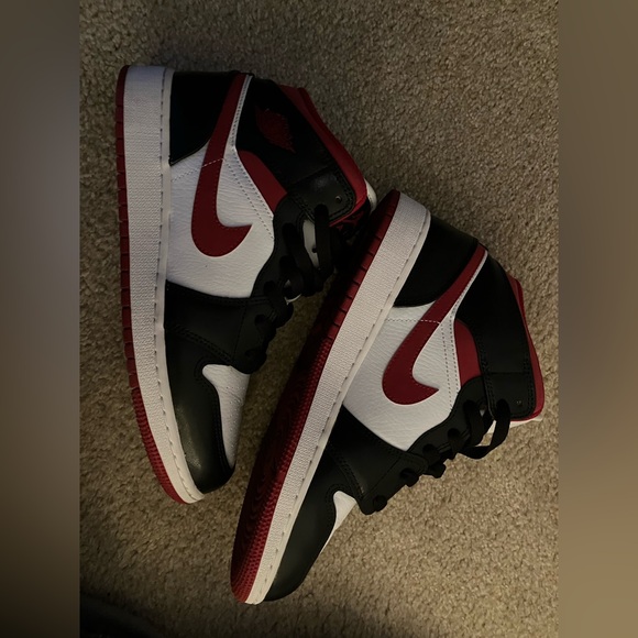 Air Jordan Retro 1 Mid 6.5Y Red Black Nike High Tops - Picture 1 of 5